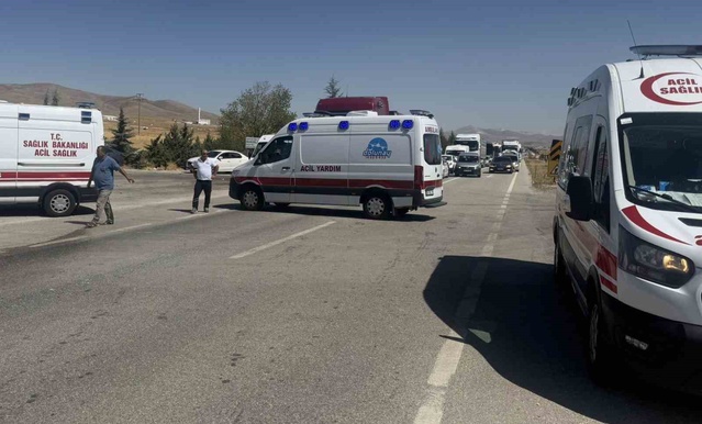 Sivrihisar'da iki aracın çarpışması sonucu 1'i bebek 6 kişi yaralandı