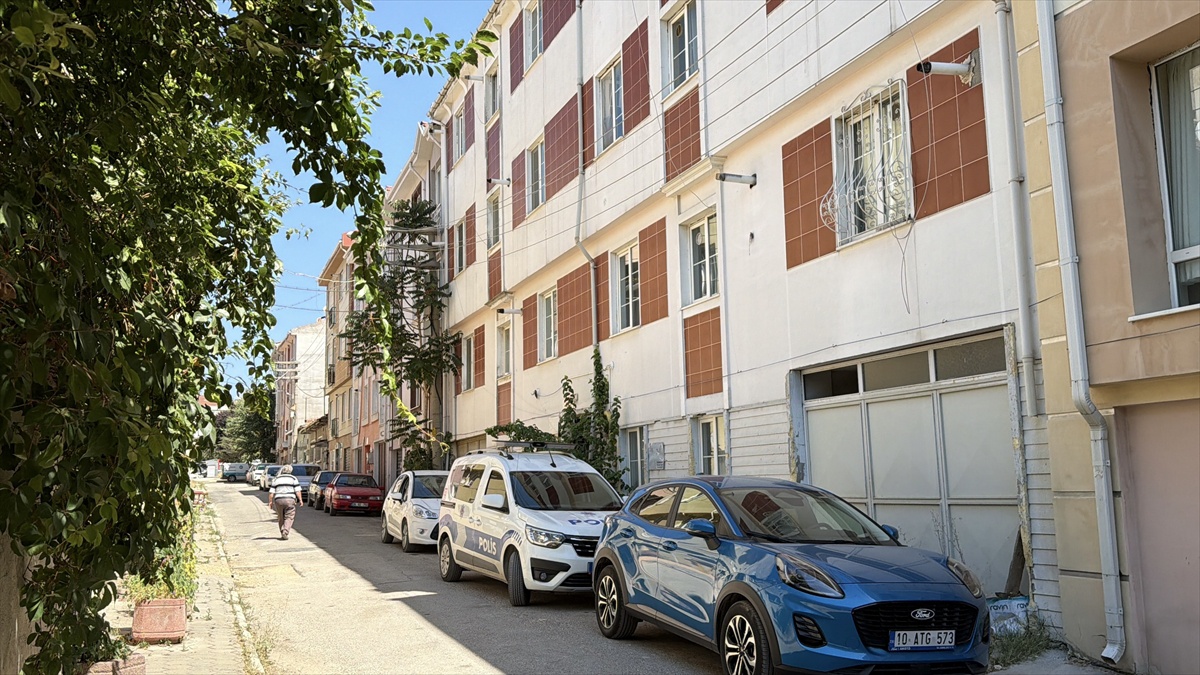 Eskişehir Tepebaşı'nda iş arkadaşları 34 yaşındaki Aydın Öcal'ı evinde ölü buldu