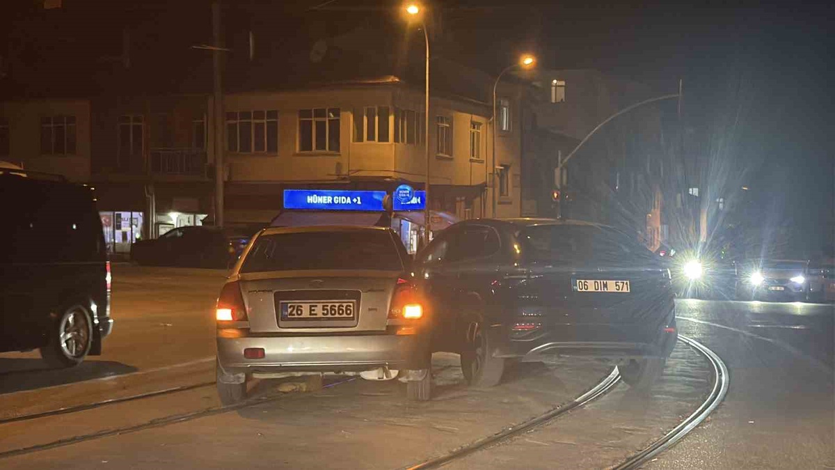 Eskişehir'de İki Araç Çarpıştı: 2 Yaralı