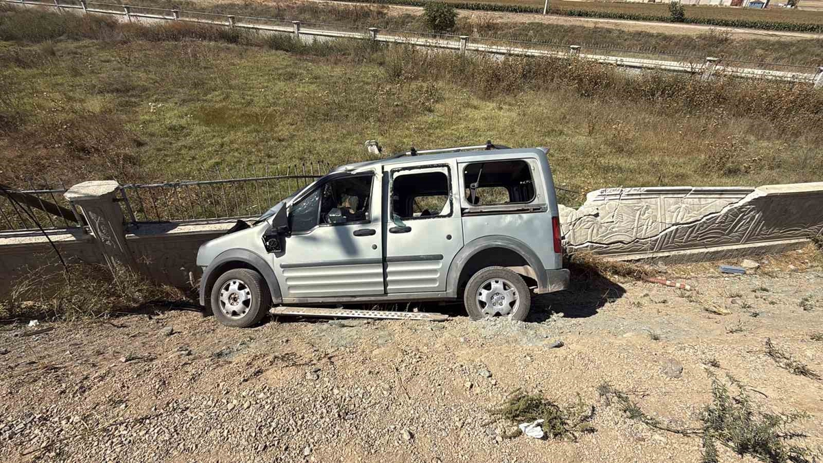 Eskişehir-Sarıcakaya kara yolunda hafif ticari araç refüje devrildi, 3 kişi yaralandı