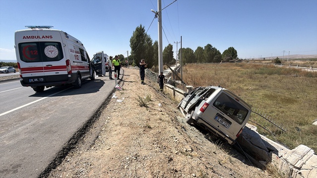 Eskişehir'de araç beton duvara çarptı, 3 yaralı, 1'i ağır