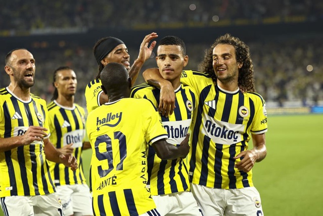 Fenerbahçe, Şampiyonlar Ligi kadrosunu UEFA'ya bildirdi; Talisca ve Çağlar yok