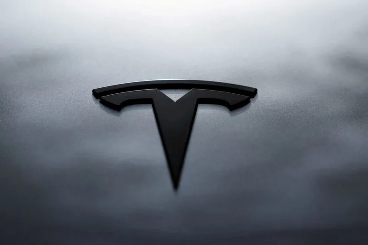 Fransa, Tesla'nın FSD sistemini iki araçla yol testlerinde değerlendirmeye başladı