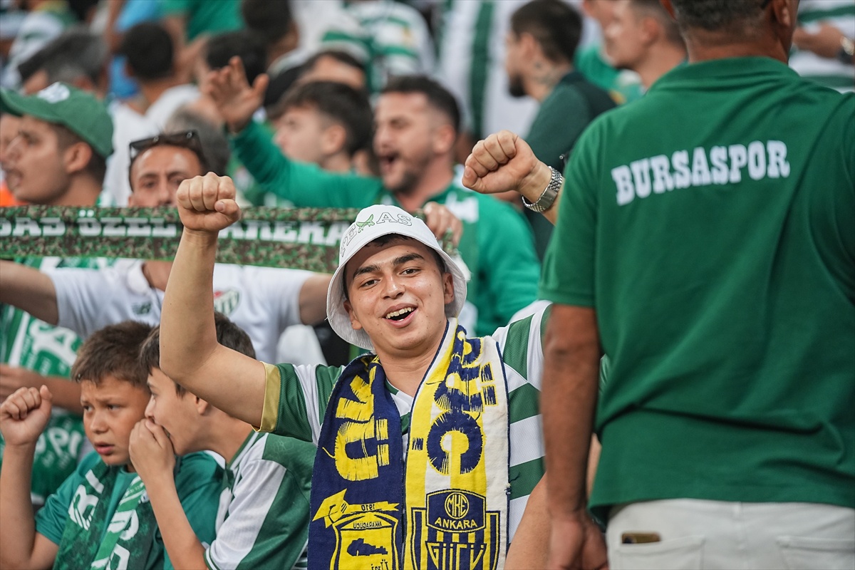 Bursaspor evinde İstanbulspor'u 4-0 yendi, 12 puanla 2. sırada