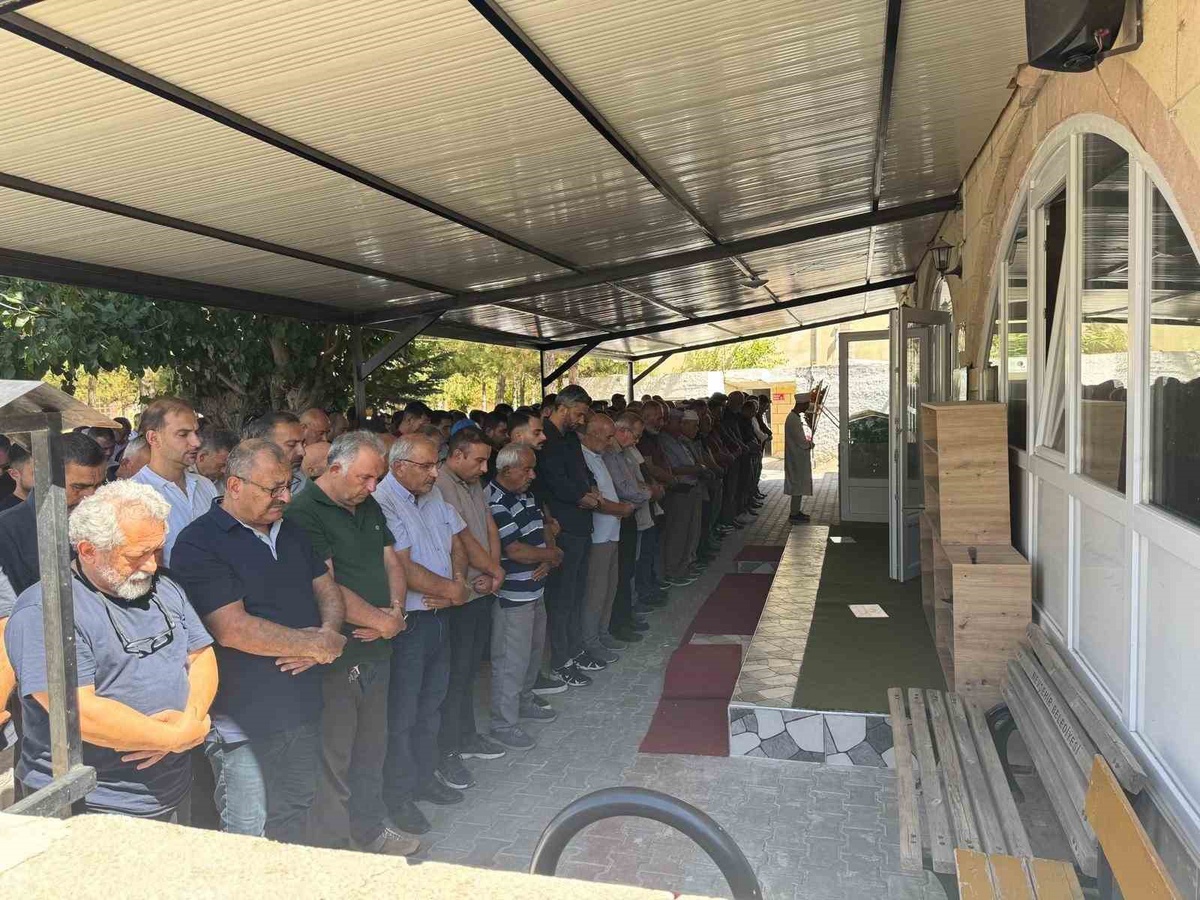 Gazeteci İlter Sağırsoy'un kayınbabası Nevzat Ulucan toprağa verildi