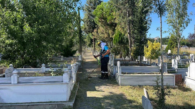 Gebze Belediyesi mezarlıklarda yabani ot temizliği yaparak kabir ziyaretlerini kolaylaştırıyor
