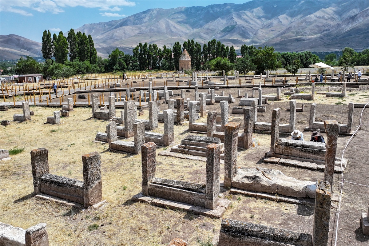 Van Gevaş\'ta Selçuklu Mezarlığı kazısında Tebrizli Üstad Muhammed\'in kitabesi bulundu