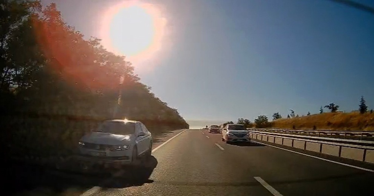 Güvenlik şeridini ihlal eden otomobil makas atarak trafiği tehlikeye soktu