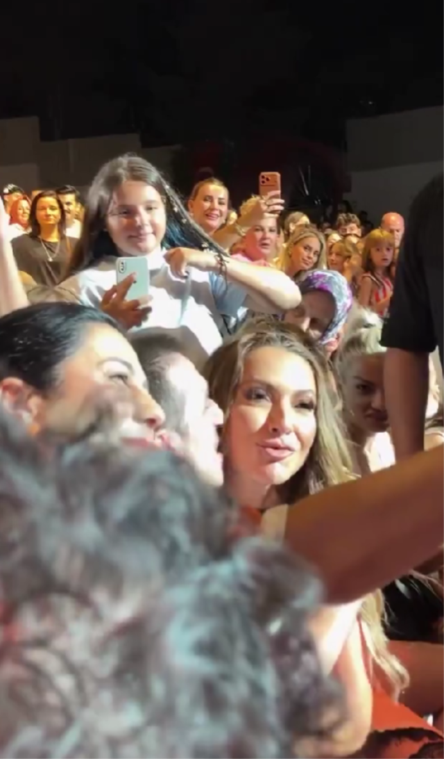 Hadise’den Konserde Sürpriz Hareket! Sahneden İnip Hayranını Öptü