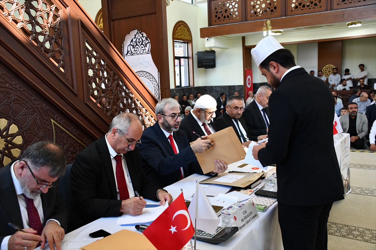 Hakkari\'de düzenlenen hafızlık yarışması Türkiye finalinde birinciliği Yusuf Kiracı kazandı