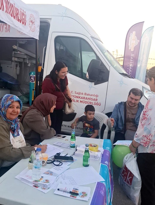 Afyonkarahisar'da halk sağlığı etkinliği düzenlendi, anne sağlığına dikkat çekildi