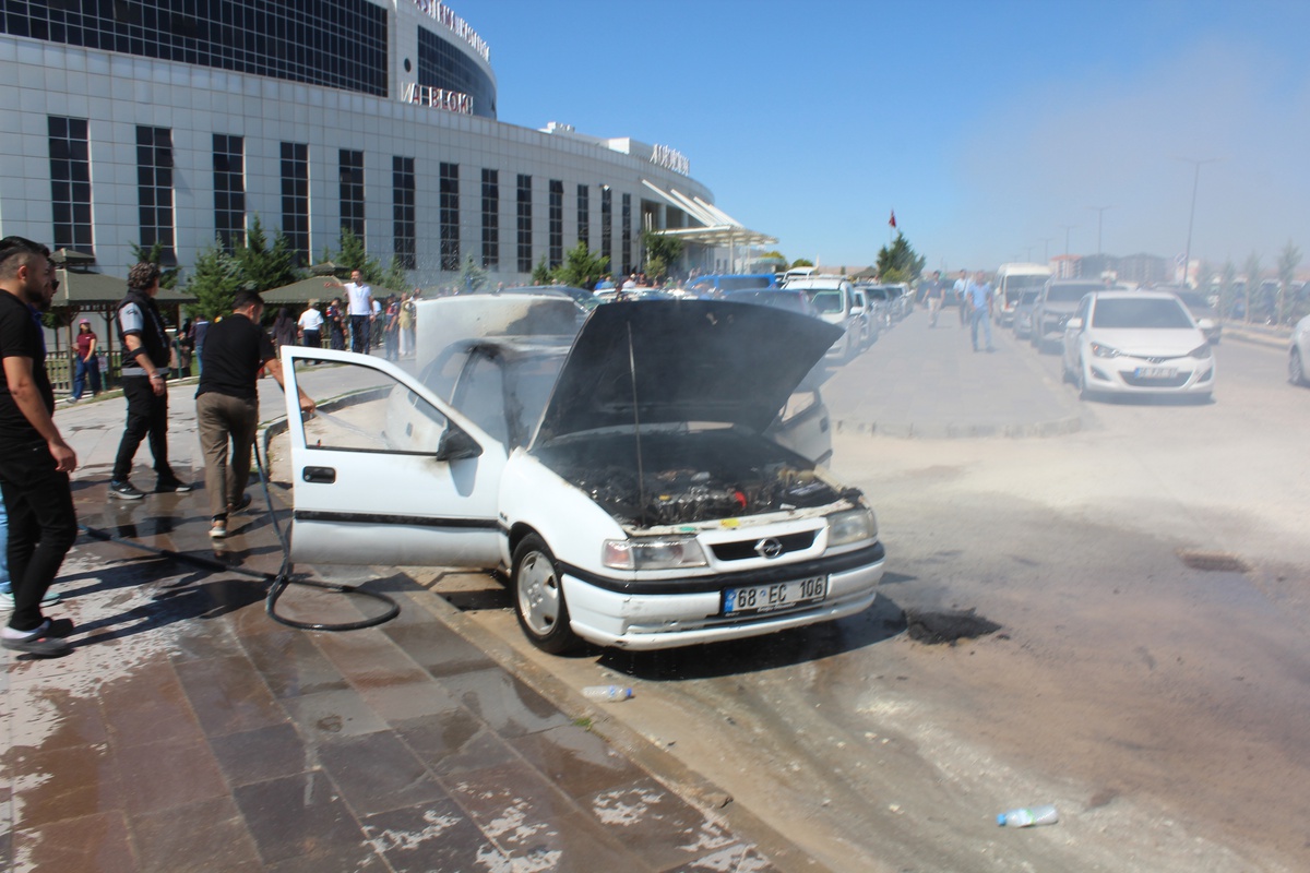Aksaray'da hastane otoparkında alev alan otomobil kullanılamaz hale geldi