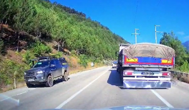 Karabük-Yenice'de tırı sollayan araç pikapia burun buruna geldi, facia son anda önlendi