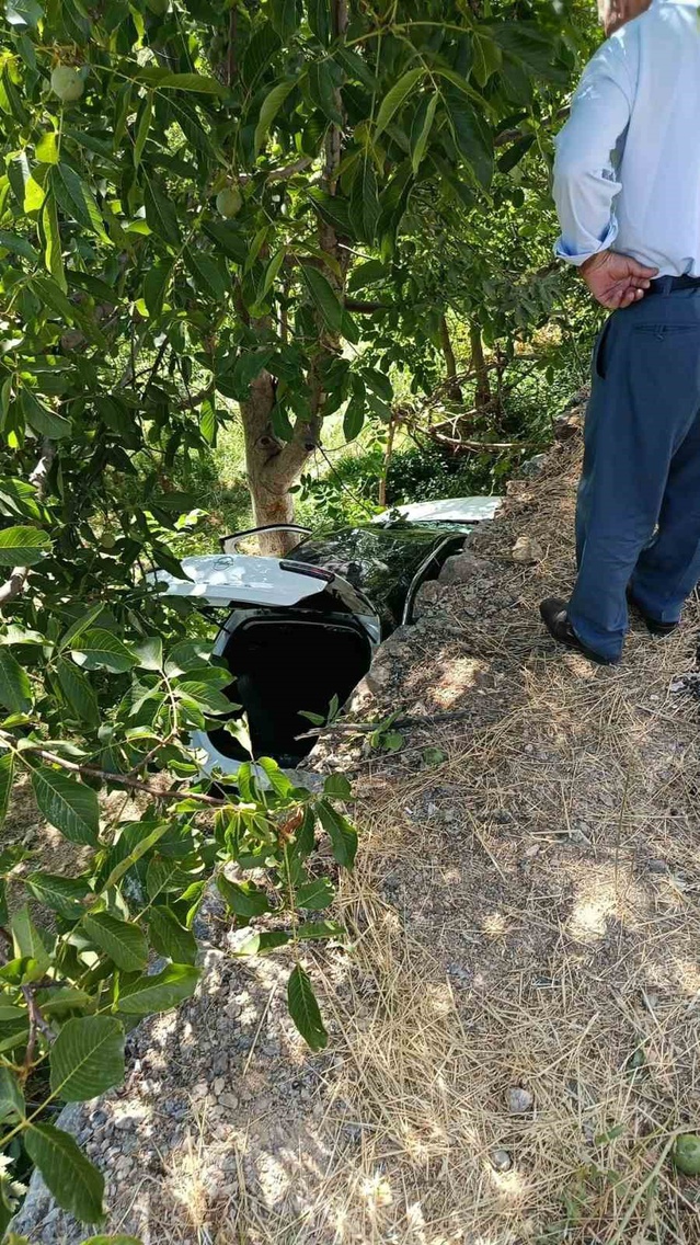 Bitlis Hizan'da kontrolden çıkan otomobil bahçeye düştü, 8 kişi yaralandı