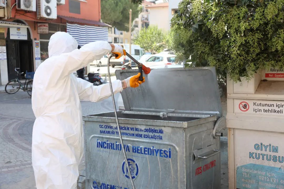 İncirliova'da karasinekle mücadele sürüyor, belediye çöp konteynerlerini ilaçladı