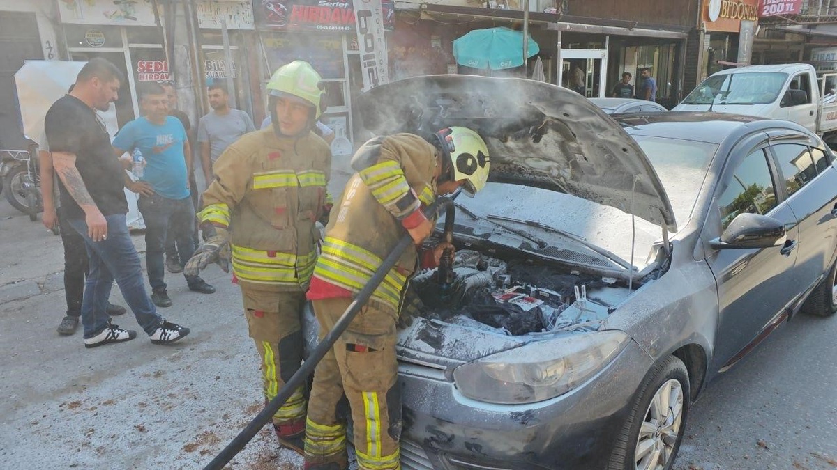 Hatay İskenderun'da seyir halindeki otomobil alev aldı, itfaiye hızla müdahale etti