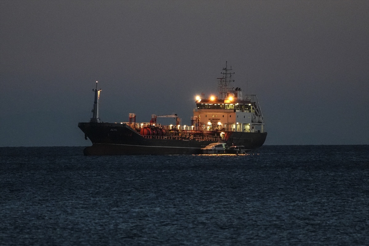 Silivri açıklarında iki Türk gemisi çarpıştı; batan gemideki 10 mürettebattan haber alınamıyor