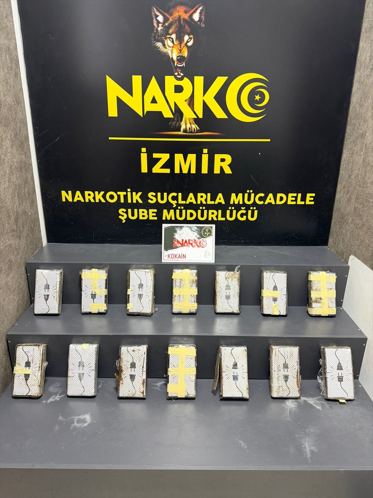 İzmir'de 16 kilo 600 gram sentetik uyuşturucu ele geçiren polis, 2 şüpheliyi tutuklattı