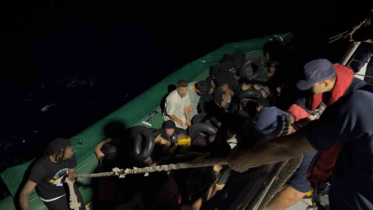 Ege'de yasa dışı geçiş denetimlerinde 76 düzensiz göçmen yakalandı, 20'si kurtarıldı