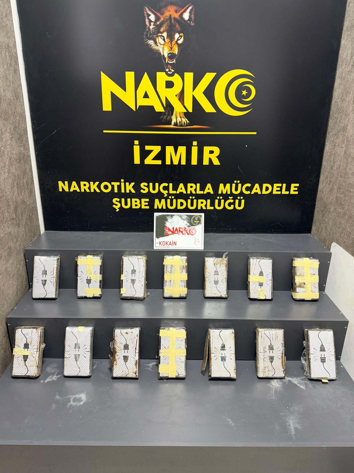 İzmir'de iki ayrı otomobilde 16 kilo 600 gram kokain ele geçirildi; 2 şüpheli tutuklandı