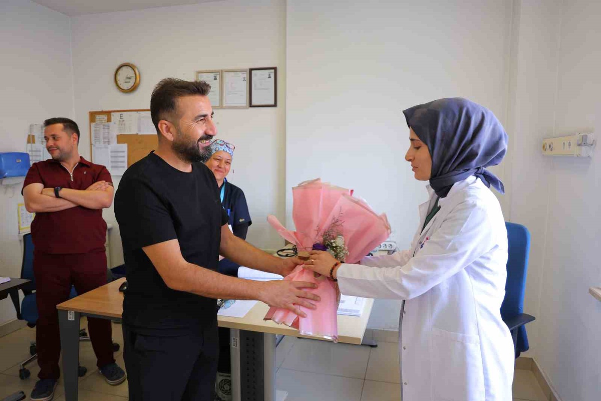 Kalbi İki Kez Durdu, Doktoruna Çiçekle Teşekkür Etti