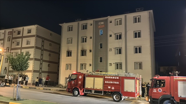 Karabük'te apartmanda çıkan yangında dumandan etkilenen 2 kişi hastaneye kaldırıldı