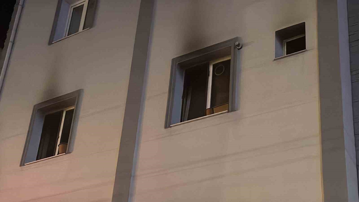 Karabük'te apartman yangınında dumandan etkilenen 2 kişi hastaneye kaldırıldı