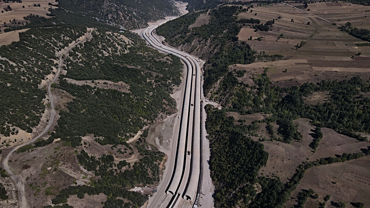 Tokat'ta 49 km'lik yolun 42 km'si trafiğe açıldı