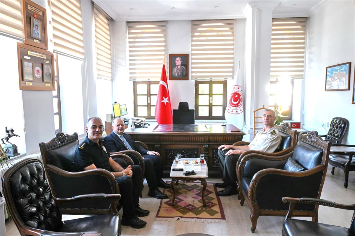 Kastamonu Valisi Dallı, Komando Eğitim Merkezi ve Askeralma Bölge Başkanlığı\'nı ziyaret etti