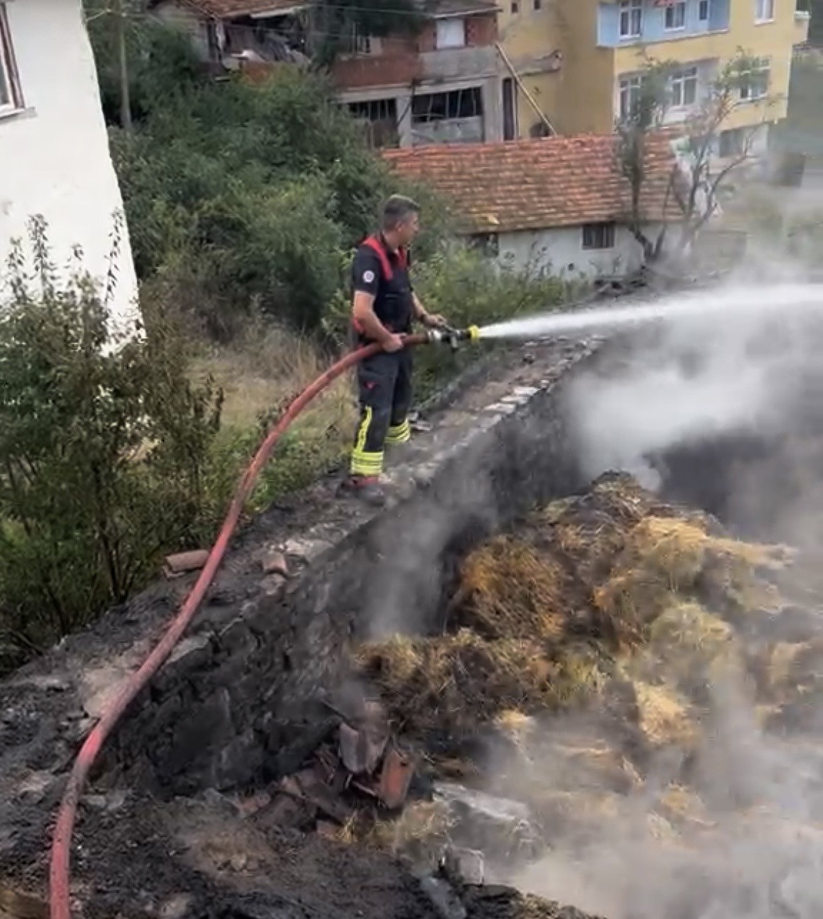 Samsun Kavak'ta samanlıkta çıkan yangında depo küle döndü