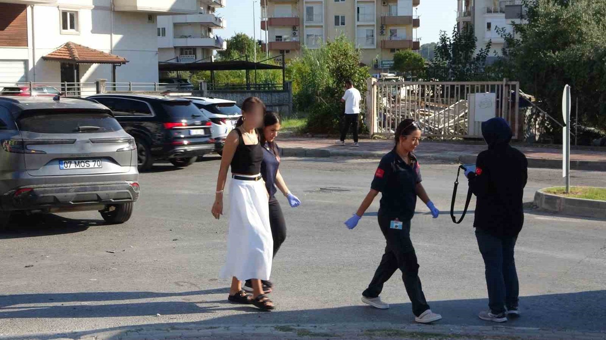 Manavgat'ta 3 araç karıştığı zincirleme kazada kaza anı kamerada