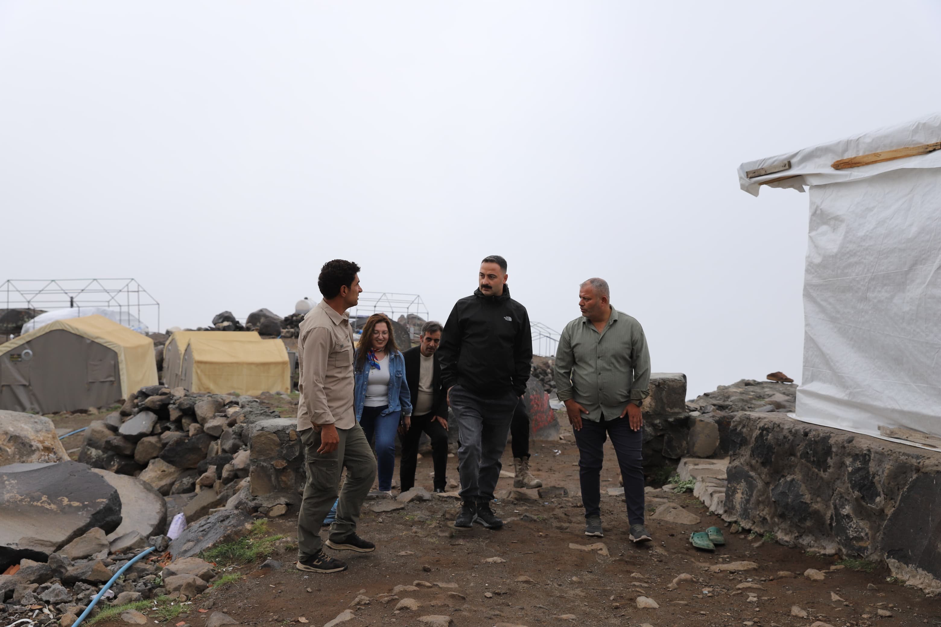 Ağrı Doğubayazıt'ta Kaymakam Ayvat, Ağrı Dağı kampını ve sebze hasadını inceledi