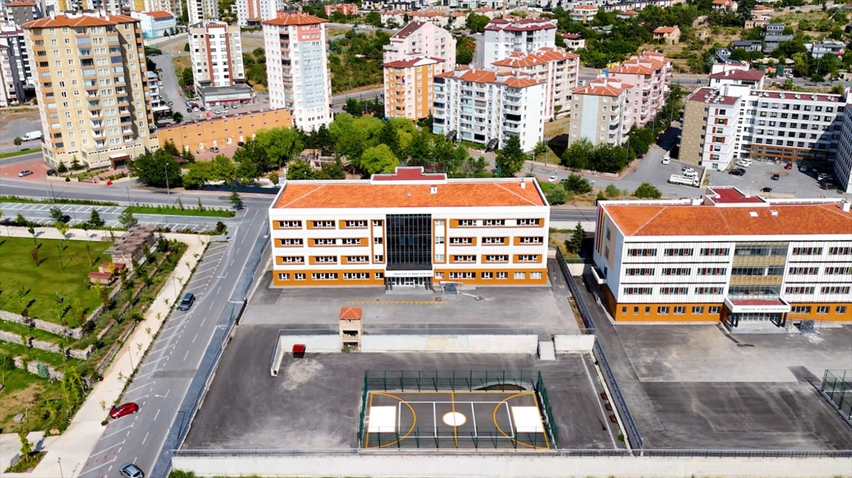 Kayseri Büyükşehir Belediyesi 3 okulda çevre düzenlemesi yaptı