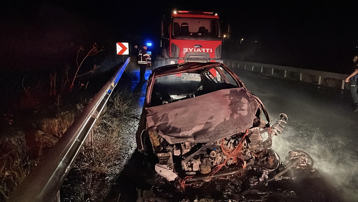 Kayseri Hacılar'da motosiklet ile otomobil kafa kafaya çarpıştı, 2 yaralı