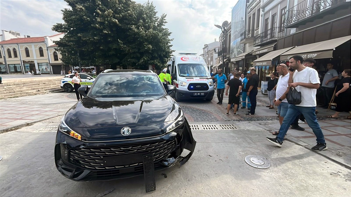Edirne'de polisi zorlayan sürücü alkometreyi üflemek yerine içine çekti