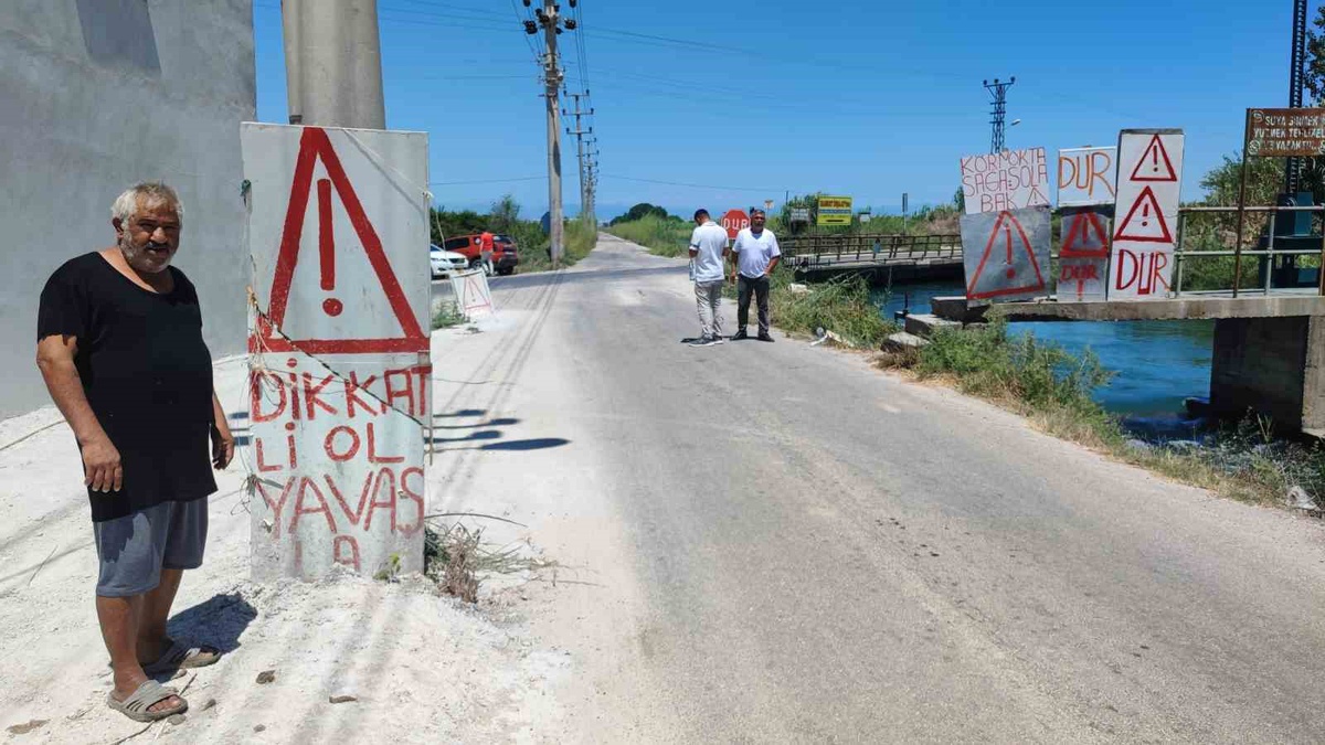 Adana'da kaza noktasına vatandaş kendi tabelasıyla önlem aldı