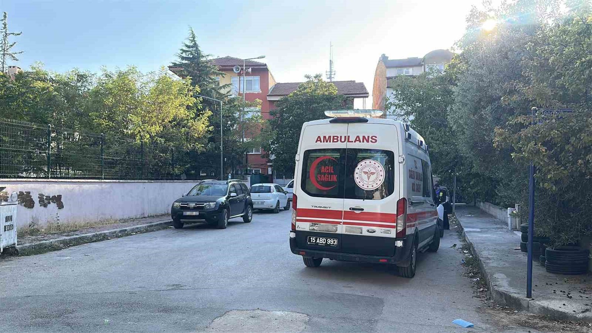 Burdur'da fenalaşan kadın 112'yi aradı, polis aracında bulup hastaneye sevk etti