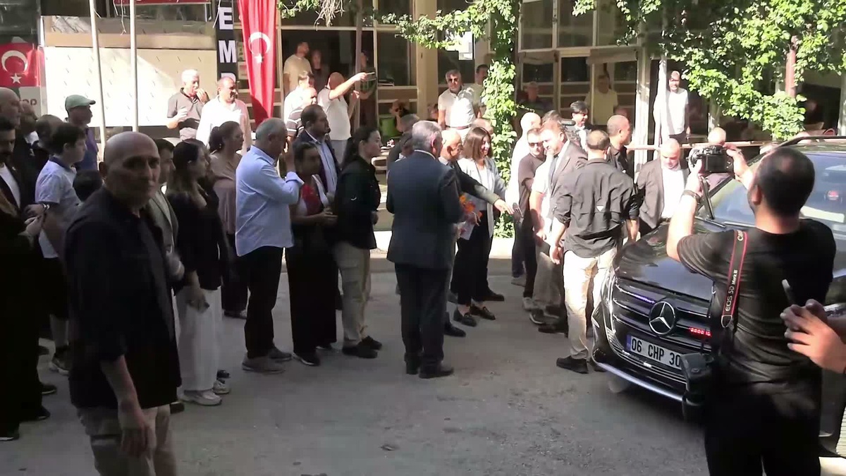 Kılıçdaroğlu, İzmir Buca Kaynaklar köyünde muhtarlarla buluştu