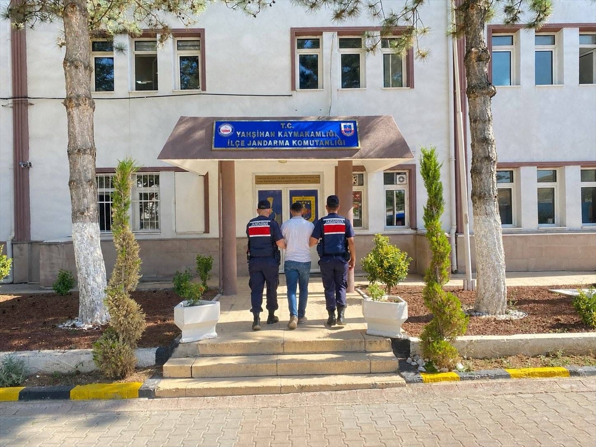 Kırıkkale'de haklarında kesinleşmiş hapis cezası bulunan 2 firari yakalandı