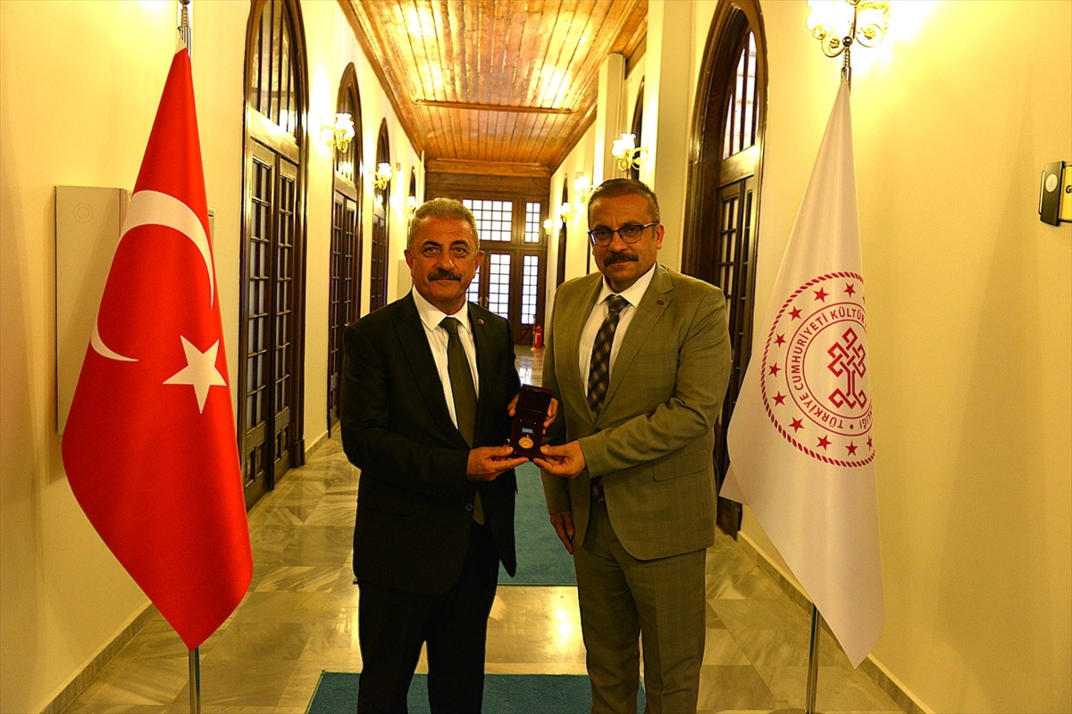 Kültür Varlıkları ve Müzeler Genel Müdürü Birol İnceciköz, TÜRKSOY Madalyası aldı