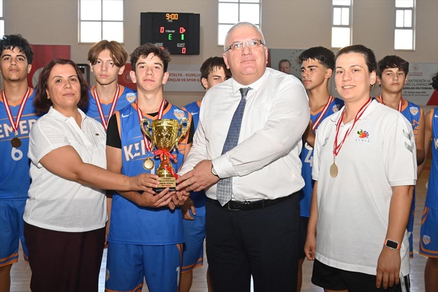 Antalya Kumluca'da anma turnuvası sona erdi; Kemer Belediyespor şampiyon oldu
