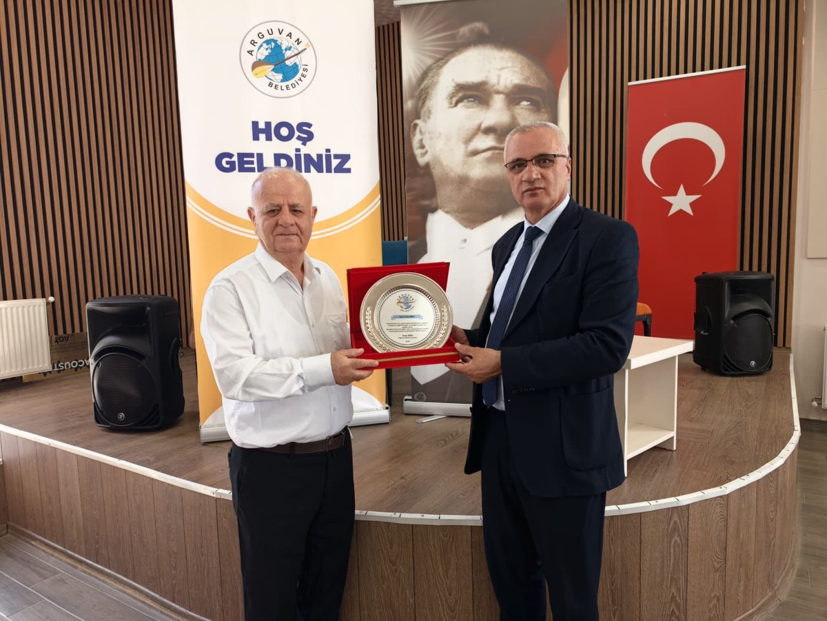 Malatya Arguvan'da 32 yıllık belediye çalışanı İrfan Eren, düzenlenen törenle emekliye ayrıldı