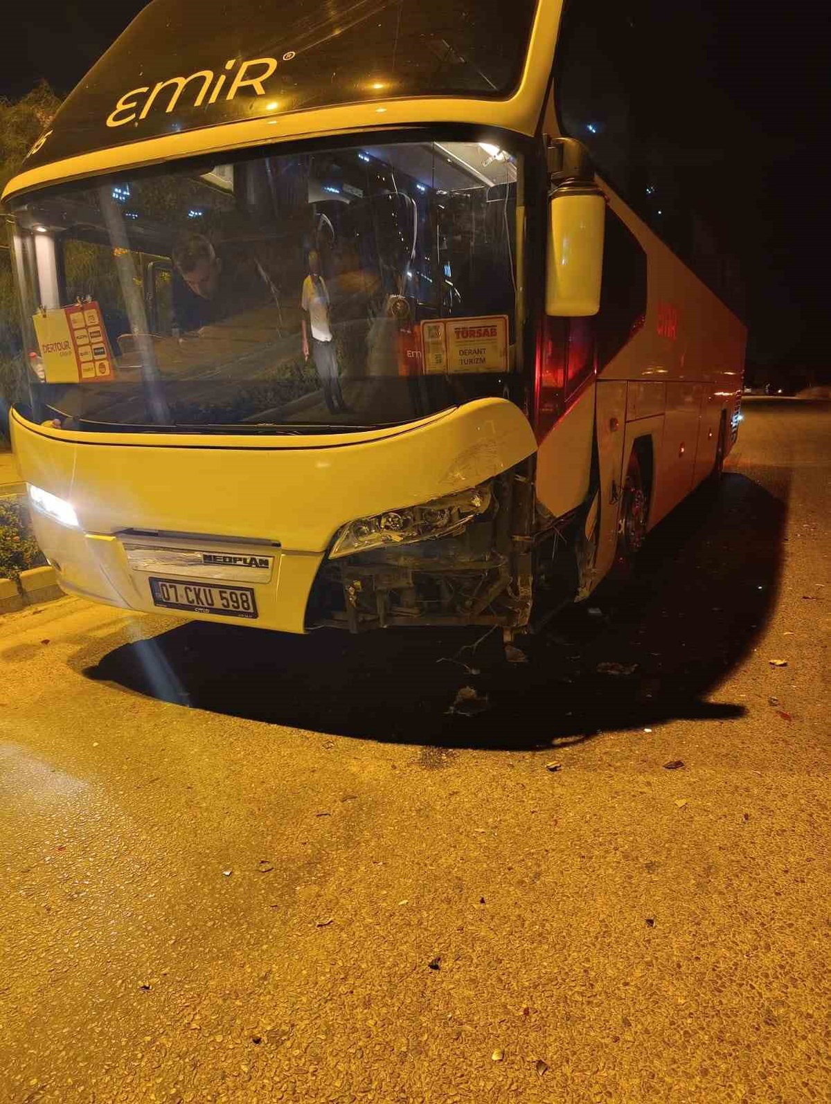 Manavgat'ta karşı şeride geçen otomobil tur otobüsüne çarptı, sürücü yaralandı