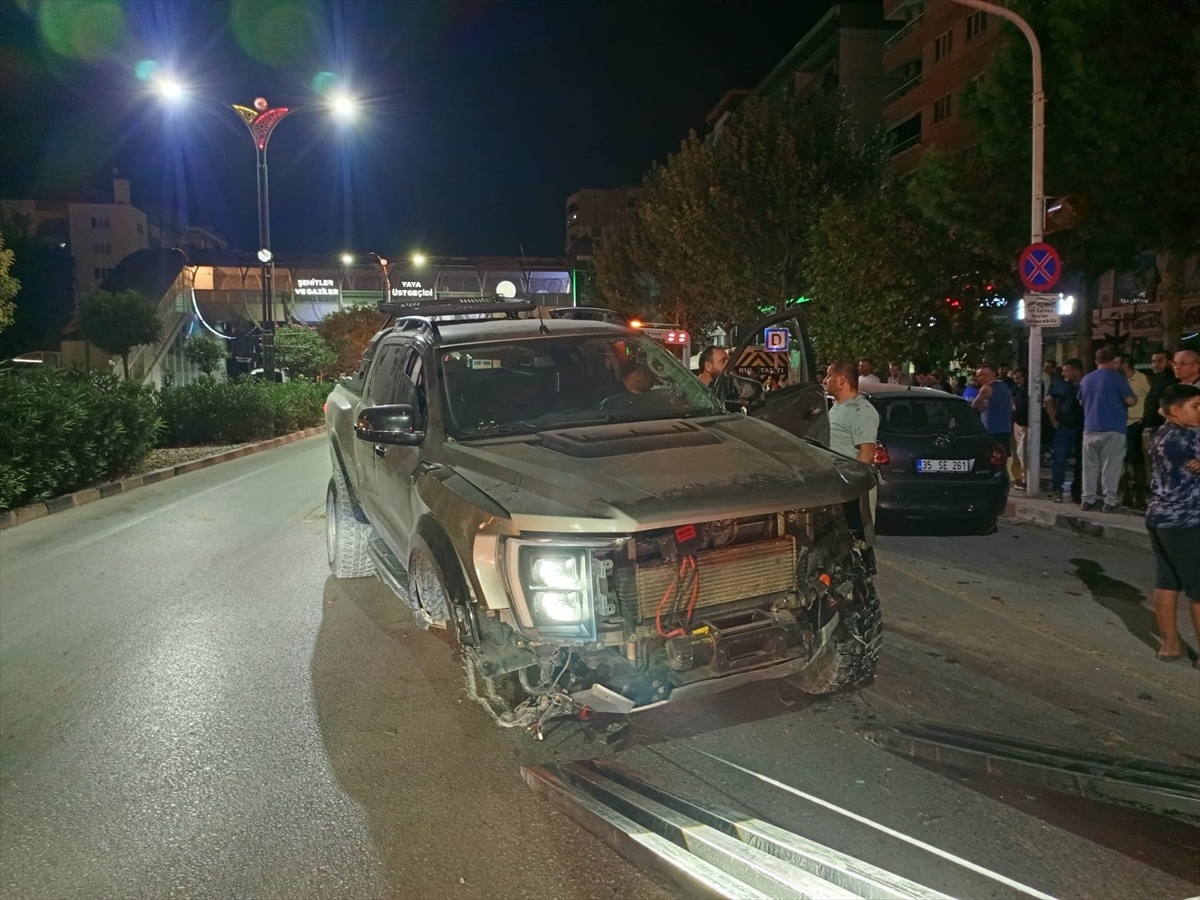 Manisa Yunusemre'de pikap park halindeki 3 otomobile çarptı, sürücü yaralandı