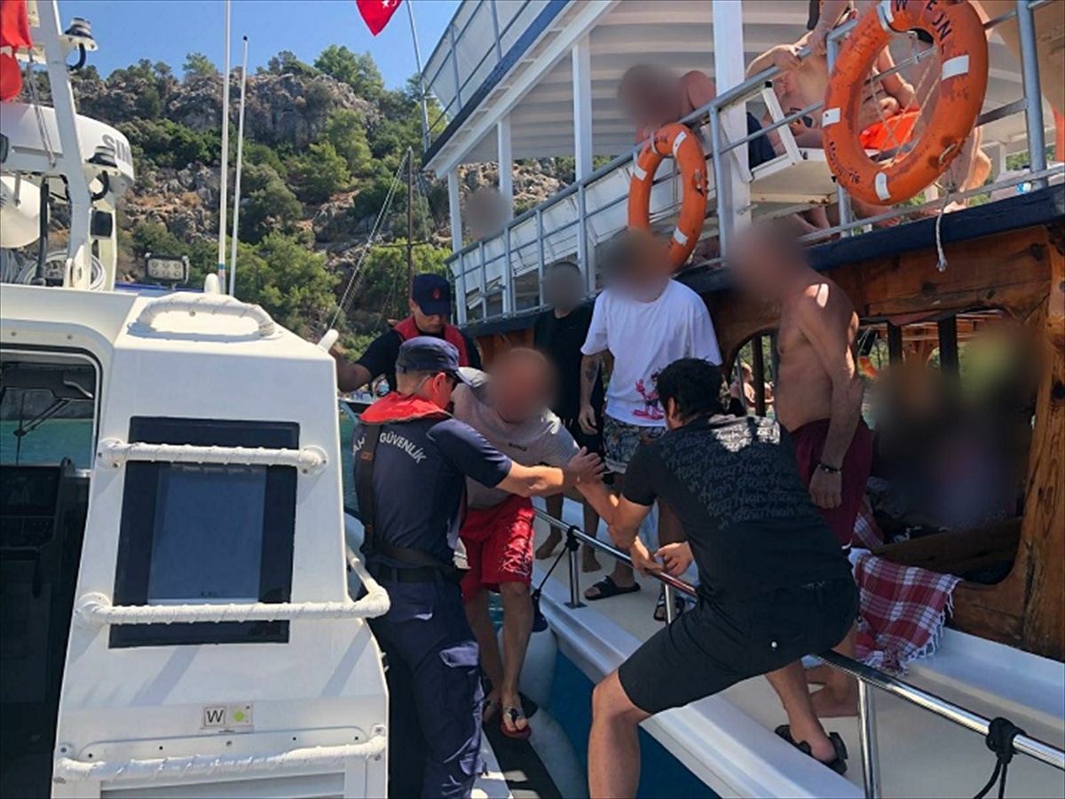 Marmaris açıklarında gezi teknesinde rahatsızlanan kişi sahil güvenlikle tahliye edildi