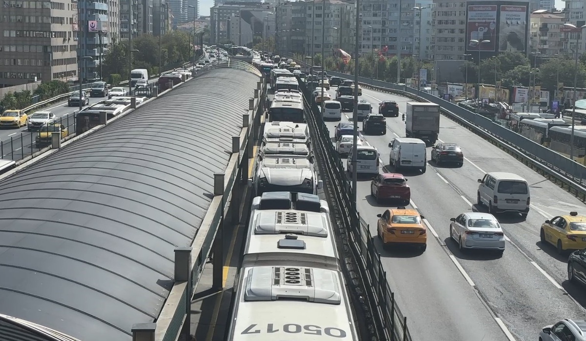Mecidiyeköy'de arızalanan metrobüs seferleri aksattı, trafik yoğunluğu oluştu