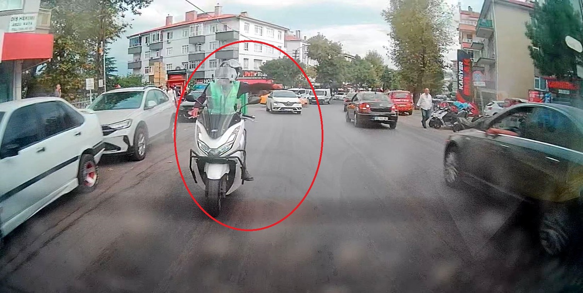 Keçiören'de motokurye meslektaşına el sallarken önündeki otomobile çarptı
