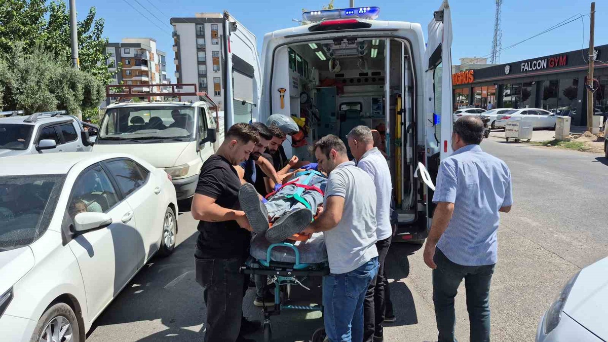 Adıyaman'da motosiklet ile hafif ticari araç çarpıştı, 1 kişi yaralandı