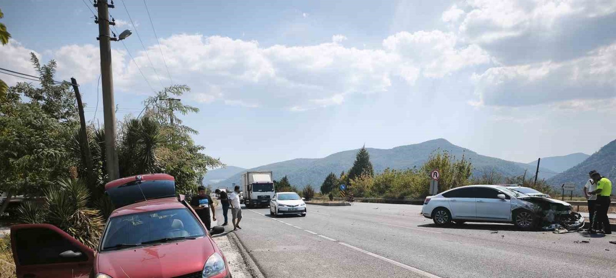 Muğla-Aydın karayolunda kavşakta çarpışan iki otomobilde 2 kişi yaralandı