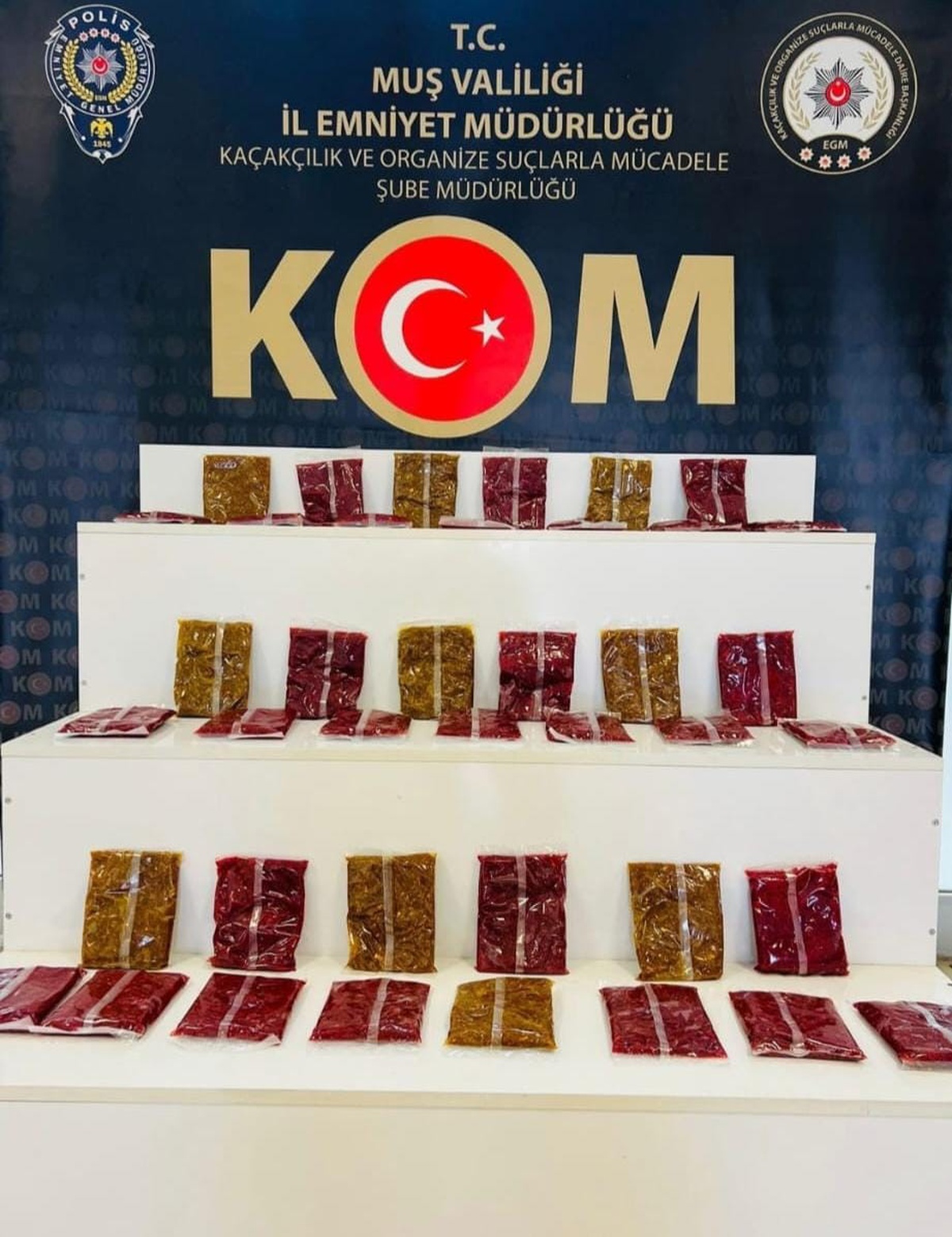 Muş'ta araçta 98 telefon, 11 tablet ve 20 kilo nargile tütünü ele geçirildi
